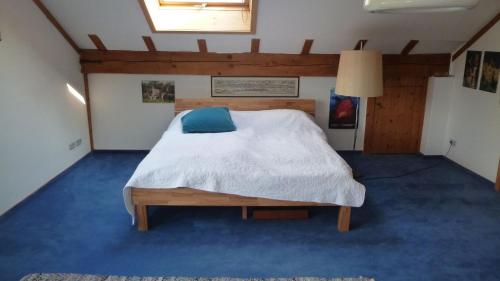 um quarto com uma cama com um tapete azul em Ferienhaus Unteres Hart em Gomadingen