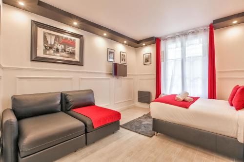 パリにある55-ATELIER MARILYN MONROEのベッド2台、ソファ、窓が備わる客室です。