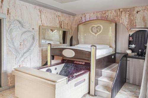Postel nebo postele na pokoji v ubytování Boutique Roma D'Autore - Il Nido d'Amore