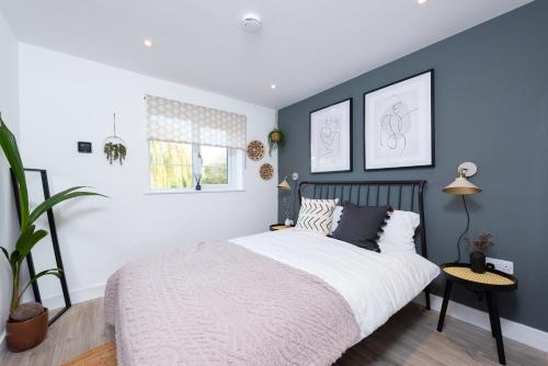 a bedroom with blue and white walls and a bed at Stratford-Upon-Avon Luxury Snug with Free Parking in Stratford-upon-Avon