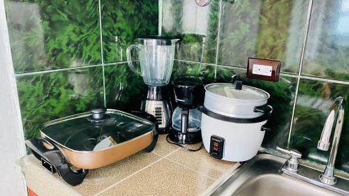 a blender on a counter next to a sink at Nomada's Digital in Manuel Antonio