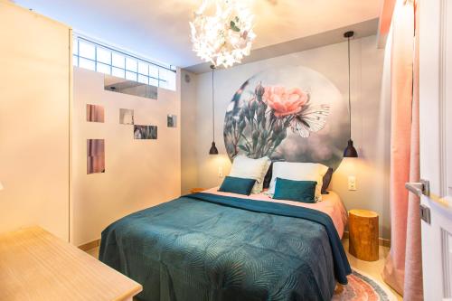 una camera da letto con un letto e un dipinto sul muro di Superbe appartement - Terrasse-clim-2 chambres a La Valette-du-Var