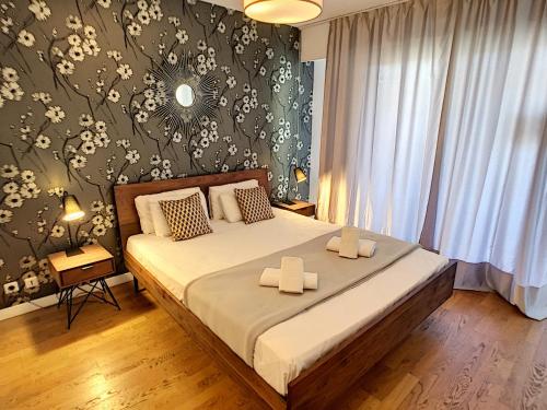 une chambre avec un lit avec deux bougies dessus dans l'établissement Nestor&Jeeves - PALAIS MEDITERRANEE TERRASSE - Central - Very close sea, à Nice