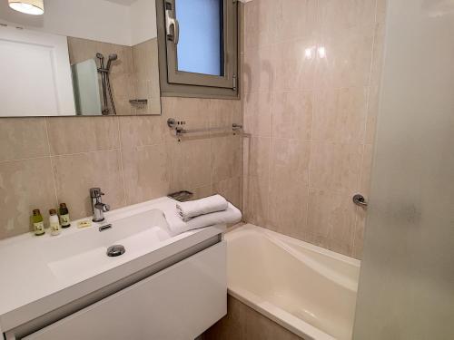 une salle de bain avec un lavabo et une baignoire dans l'établissement Nestor&Jeeves - PALAIS MEDITERRANEE TERRASSE - Central - Very close sea, à Nice
