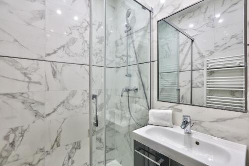 bagno con doccia, lavandino e specchio di 68 - The Rolling Stones Flat a Parigi
