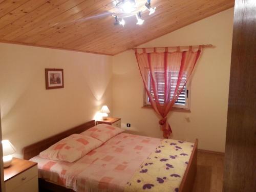 1 dormitorio con cama y ventana en Apartment Toni en Labin