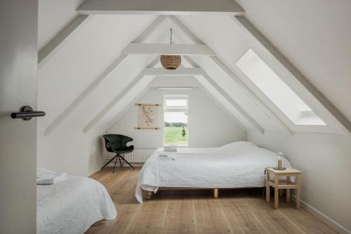 Postel nebo postele na pokoji v ubytování Large fully renovated farmhouse with indoor Swim spa and Sauna