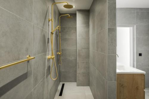 Koupelna v ubytování Large fully renovated farmhouse with indoor Swim spa and Sauna