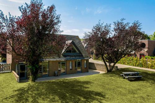 Κήπος έξω από το Family villa near the IJsselmeer and forrest
