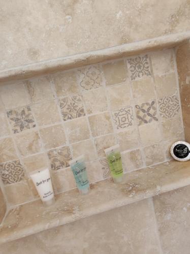 Ένα μπάνιο στο Magnifique cottage haut de gamme avec jacuzzi l'attrape rêve