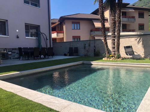 Miranda, Modern Duplex, Garden, Swimming Pool, Parking في لوزون: مسبح في ساحة بجانب بيت