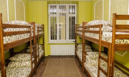 una habitación con un montón de literas en una habitación en Lviv City Hostel, en Leópolis