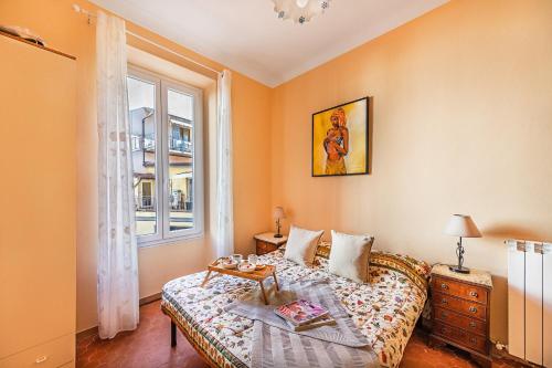 een slaapkamer met een bed en een raam bij Sanremo Centro 3-6 by Wonderful Italy in Sanremo
