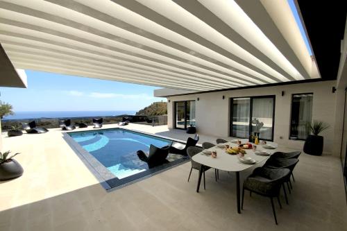 Baseinas apgyvendinimo įstaigoje Luxury Villa G with private pool and SPA near Dubrovnik arba netoliese