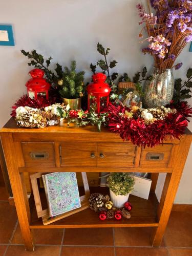 - une table en bois avec des décorations de Noël dans l'établissement Apartamentos rurales la Aguilera, à Oviñana