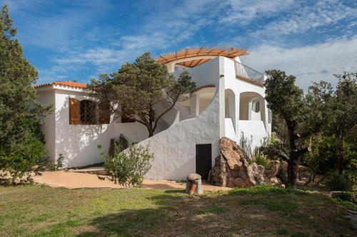 a white house with a tree at Le Case Di Capriccioli in Porto Cervo