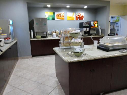 Dapur atau dapur kecil di Ramada Suites by Wyndham San Diego Hotel Circle Area