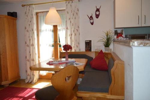 sala de estar con sofá y mesa en Ferienwohnung Haus Florence, en Schönau am Königssee