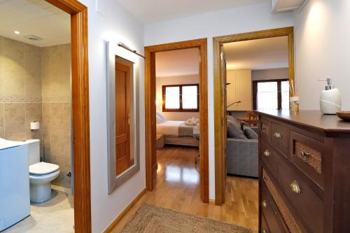 ビエラにあるApartamento Besiberri Vielhaのバスルーム(トイレ付)、ベッドルーム1室が備わります。