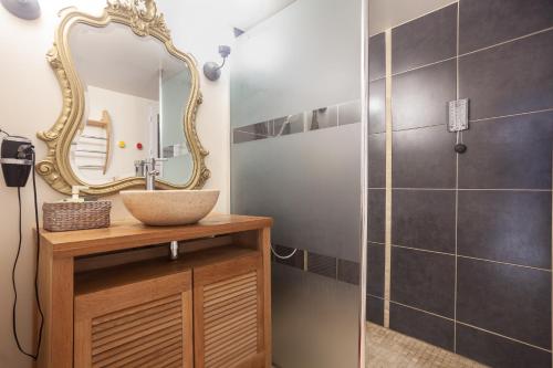 A bathroom at Appartement avec terrasse