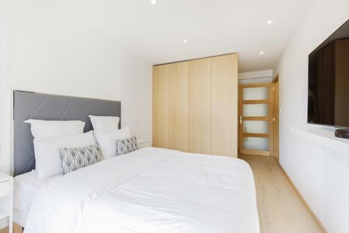 Carlton area XXL luxe 1 bed with large terrace