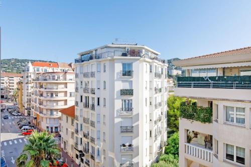 Carlton area XXL luxe 1 bed with large terrace
