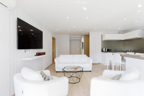 Carlton area XXL luxe 1 bed with large terrace