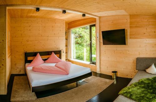 Zimmer mit einem Bett mit zwei Kissen darauf in der Unterkunft Refugio Laudegg in Ladis