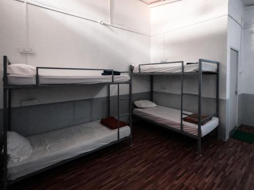 Voodi või voodid majutusasutuse Trippr Gokarna - Beach Hostel toas