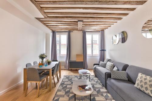 a living room with a couch and a table at 96 - Urban Musée du Louvre in Paris