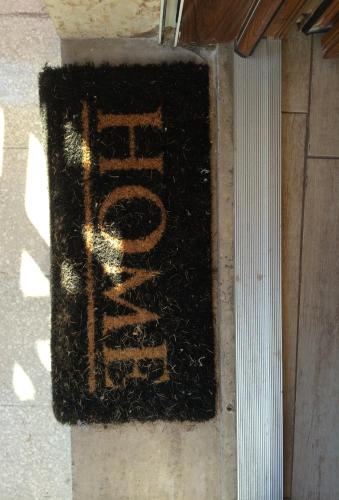 a sign on the side of a wall at Shelisa B&B in Rome