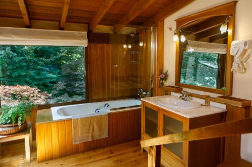 un baño con bañera y lavabo en Finca La Peñiga, en Mazcuerras