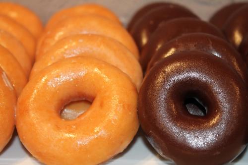 Un grupo de donas sentadas una al lado de la otra en Hotel Jardí Apartaments, en Mollerusa