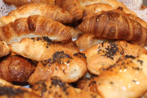 Una pila de croissants y otros pasteles en un plato en Hotel Jardí Apartaments, en Mollerusa