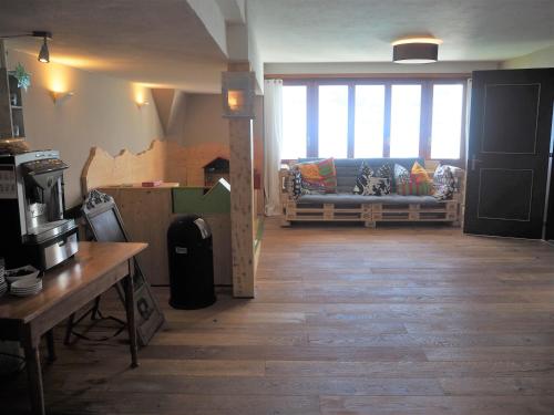 ein Wohnzimmer mit Couch und Tisch in der Unterkunft Hostel Rotschuo Jugend- und Familienferien in Gersau