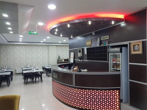 un restaurante con comedor con mesas y sillas en LOTUS OTEL, en Konya