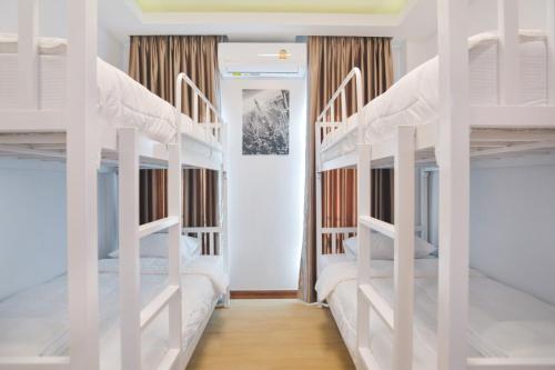 Łóżko lub łóżka piętrowe w pokoju w obiekcie Baan Salmon Pool Villa Chiang Mai
