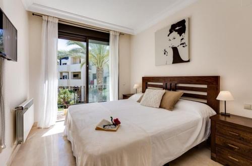 um quarto com uma cama grande e uma janela em Roda Golf Resort FIT FOX em Múrcia