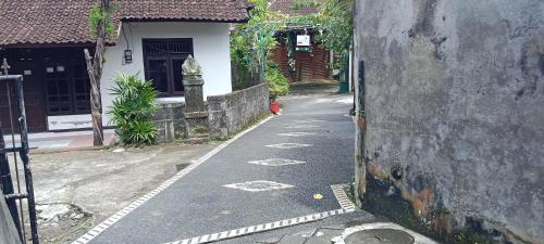 a narrow alley with a building and a gate at Coliving Bali SWEET HOME Kost Lengkap di Tabanan Kota in Tabanan