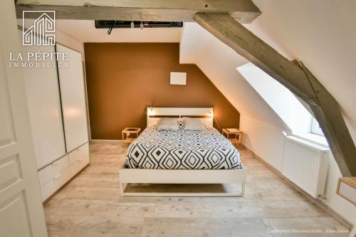 1 dormitorio con 1 cama en el ático en Villa des Ursulines en Valenciennes