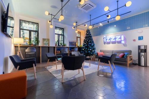 un arbre de Noël dans le hall d'un magasin dans l'établissement IZZZI by Gostiny dvor, à Saint-Pétersbourg