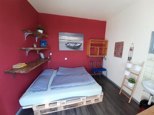 Ein Bett oder Betten in einem Zimmer der Unterkunft Hostel Rotschuo Jugend- und Familienferien