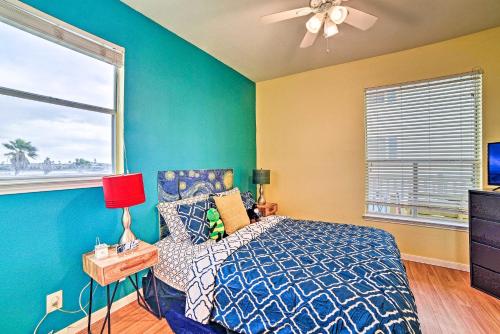 Säng eller sängar i ett rum på Corpus Christi Resort Condo - Walk to Beach!