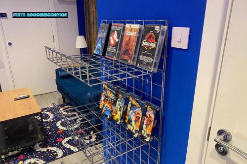 80s RETRO 1Bed Studio Serviced Apartment Battersea London Perfect for Solo Guests