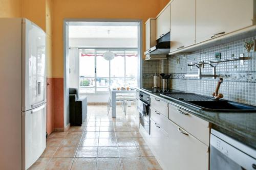 une cuisine avec un évier et un plan de travail dans l'établissement AC flat with wonderful view on Le Lez in Palavas-les-Flots - Welkeys, à Palavas-les-Flots