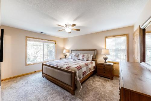 Schlafzimmer mit einem Bett und einem Deckenventilator in der Unterkunft 3 Bed 2 Bath Vacation home in Whittier in Whittier