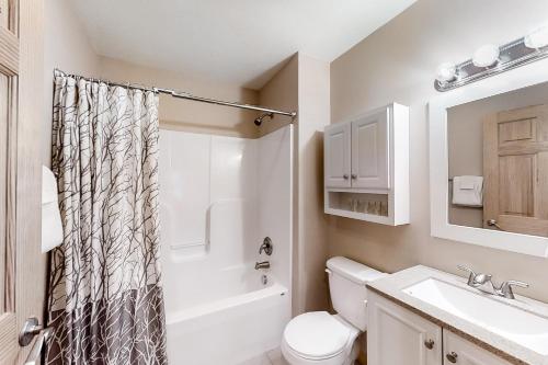 ein Bad mit einem WC, einem Waschbecken und einer Dusche in der Unterkunft 3 Bed 2 Bath Vacation home in Whittier in Whittier