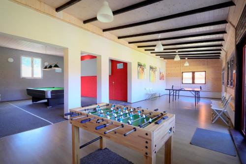 Habitación con mesa de ping pong y mesa de billar. en Ośrodek Wczasowy Łowiczanka, en Wisełka