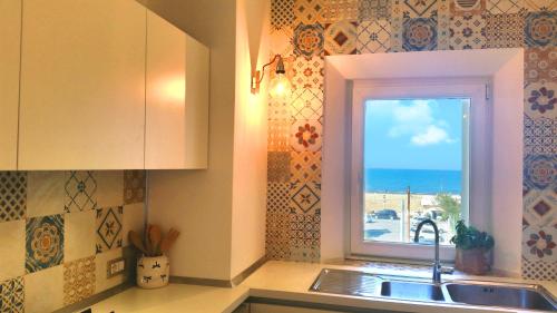 una cucina con lavandino e finestra di Bettina's wonderful flat a Riccione