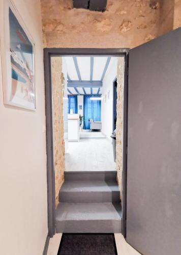 Фотография из галереи Appartement Ma Douce Charente - Superbe T3 Design et Fonctionnel - Hyper Centre à Saintes в Сенте